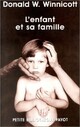  Achetez le livre d'occasion L'enfant et sa famille de Donald W. Winnicott sur Livrenpoche.com 