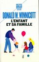  Achetez le livre d'occasion L'enfant et sa famille de Donald W. Winnicott sur Livrenpoche.com 