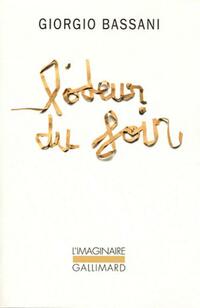  Achetez le livre d'occasion L'odeur du foin de Giorgio Bassani sur Livrenpoche.com 