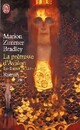  Achetez le livre d'occasion La prêtresse d'Avalon de Marion Zimmer Bradley sur Livrenpoche.com 