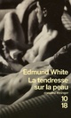  Achetez le livre d'occasion La tendresse sur la peau de Edmund White sur Livrenpoche.com 