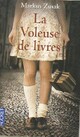  Achetez le livre d'occasion La voleuse de livres de Markus Zusak sur Livrenpoche.com 