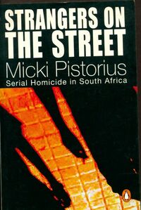  Achetez le livre d'occasion Strangers on the street : Serial homocide in south africa de Micki Pistorius sur Livrenpoche.com 