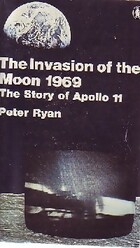  Achetez le livre d'occasion The invasion of the moon 1969. The story of Apollo 11 sur Livrenpoche.com 